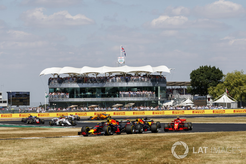 Max Verstappen, Red Bull Racing RB14, leads Daniel Ricciardo, Red Bull Racing RB14, and Kimi Raikkonen, Ferrari SF71H