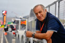 Giorgio Piola trabajando en el pit lane de F1