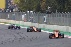 Fernando Alonso, McLaren MCL32, Stoffel Vandoorne, McLaren MCL32, Pierre Gasly, Scuderia Toro Rosso STR12