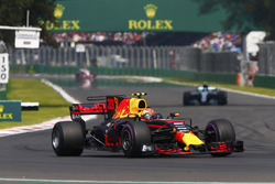 Max Verstappen, Red Bull Racing RB13, Valtteri Bottas, Mercedes AMG F1 W08
