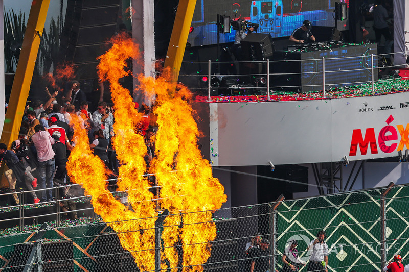 Fuego en el podium