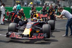 Макс Ферстаппен, Red Bull Racing RB13, и механики