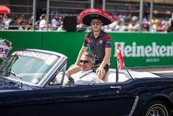 Kevin Magnussen, Haas F1 tijdens de rijdersparade