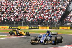 Pascal Wehrlein, Sauber C36, Carlos Sainz Jr., Renault Sport F1 Team RS17