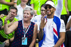 2017 World Champion Lewis Hamilton, Mercedes AMG F1 celebrates with his mother Carmen Lockhart and t