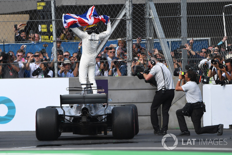 In Mexico voegde Hamilton zich bij het selecte gezelschap dat vier of meer titels heeft veroverd: Michael Schumacher (7), Juan Manuel Fangio (5), Prost (4) en Vettel (4).