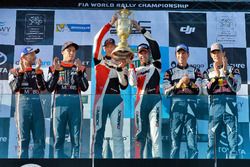 Podium: Winnaars Elfyn Evans, Daniel Barritt, Ford Fiesta WRC, M-Sport, tweede Thierry Neuville, Nic