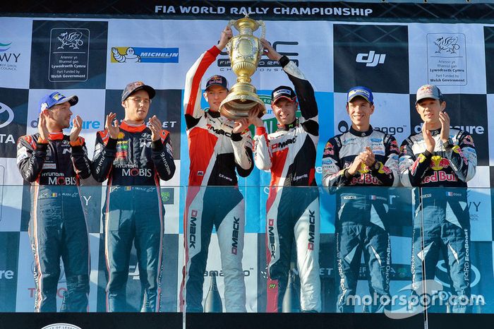 Podium: ganadores, Elfyn Evans, Daniel Barritt, Ford Fiesta WRC, M-Sport, segundo, Thierry Neuville, Nicolas Gilsoul, Hyundai i20 WRC, Hyundai Motorsport, tercero, Sébastien Ogier, Julien Ingrassia, Ford Fiesta WRC, M-Sport