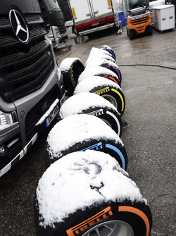 Вкриті снігом шини Pirelli