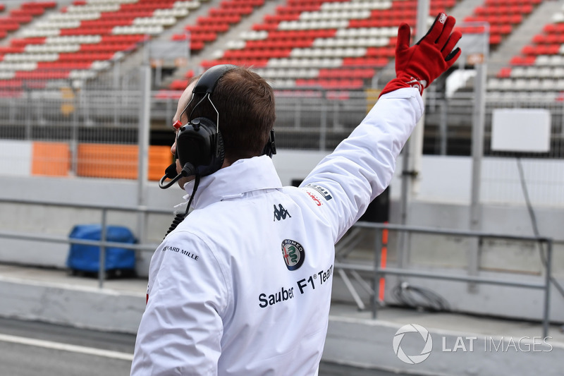 Un mécanicien Alfa Romeo Sauber F1 Team