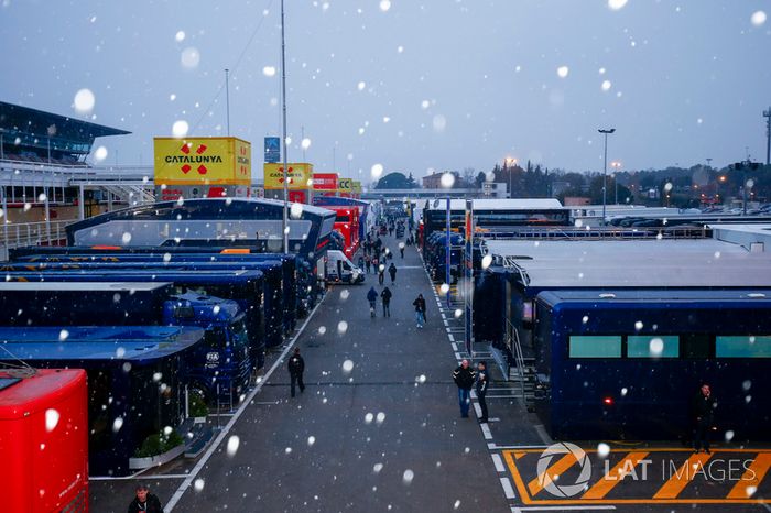 La nieve cae en el paddock