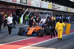 Stoffel Vandoorne, McLaren MCL33 viene spinto in pit lane