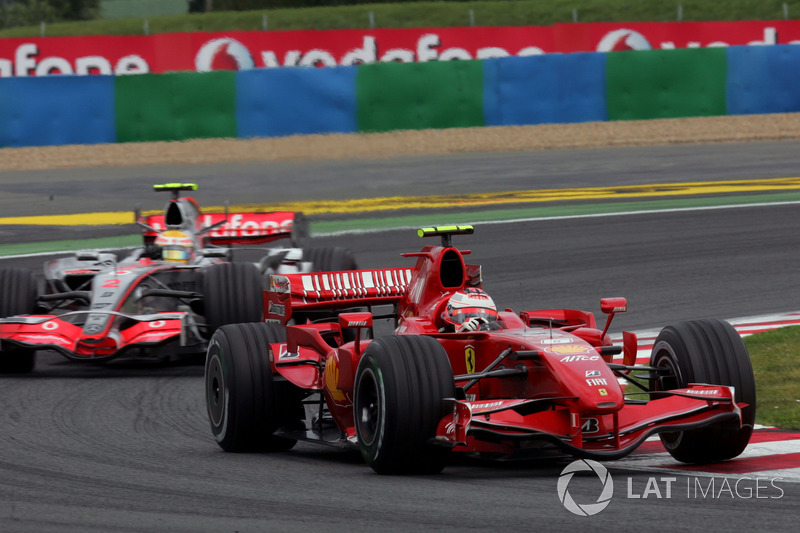 Kimi Raikkonen, Ferrari F2007 devant Lewis Hamilton, McLaren MP4/22