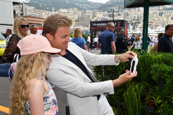 Nico Rosberg, embajador de Mercedes-Benz con una fan