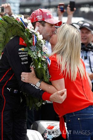 Winner Will Power, Team Penske Chevrolet celebrates with wife Liz