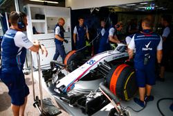 Инженеры Williams работают с автомобилем FW41 Сергея Сироткина