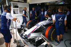 Инженеры Williams работают с автомобилем FW41 Сергея Сироткина
