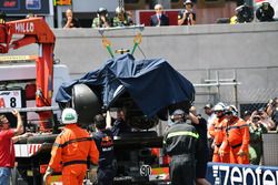 Marshals met de wagen van Max Verstappen, Red Bull Racing RB14 na crash