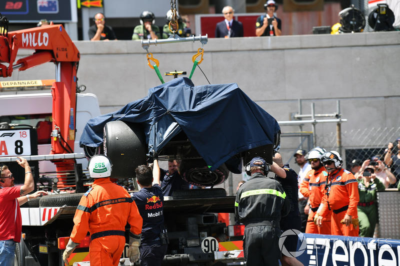 Marshals recover the crashed car of Max Verstappen, Red Bull Racing RB14