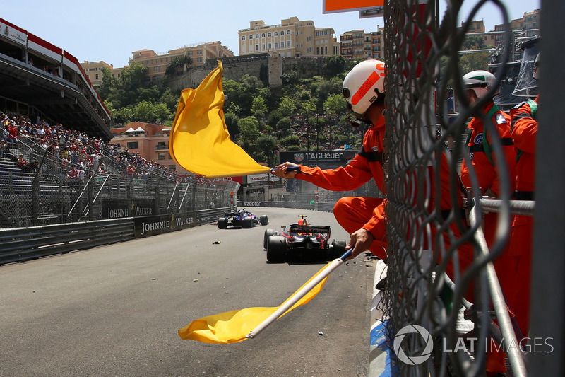 Waved yellow flags for the crash of Max Verstappen, Red Bull Racing RB14