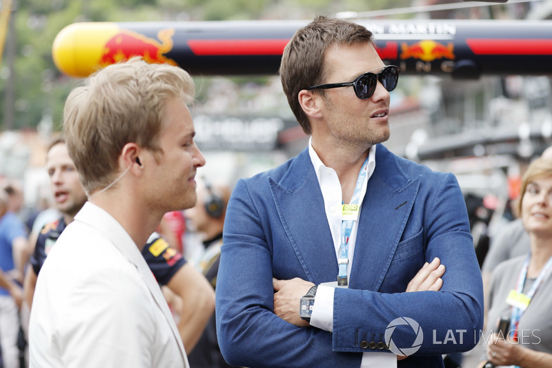 Nico Rosberg habla con el jugador de la NFL Tom Brady