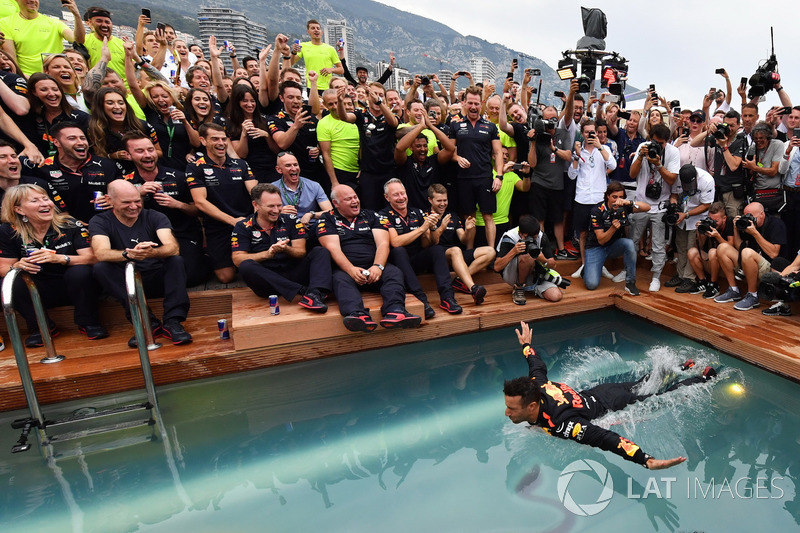 El ganador de la carrera Daniel Ricciardo, Red Bull Racing celebra con el equipo en la piscina Red Bull Energy Station