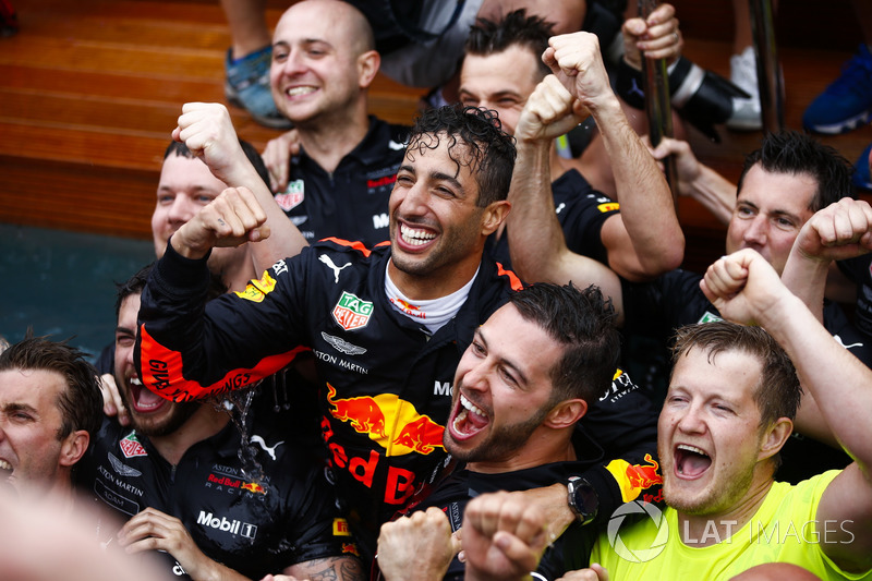 Daniel Ricciardo, Red Bull Racing, celebra la victoria en la piscina de la estación de Red Bull Energy con los miembros del equipo