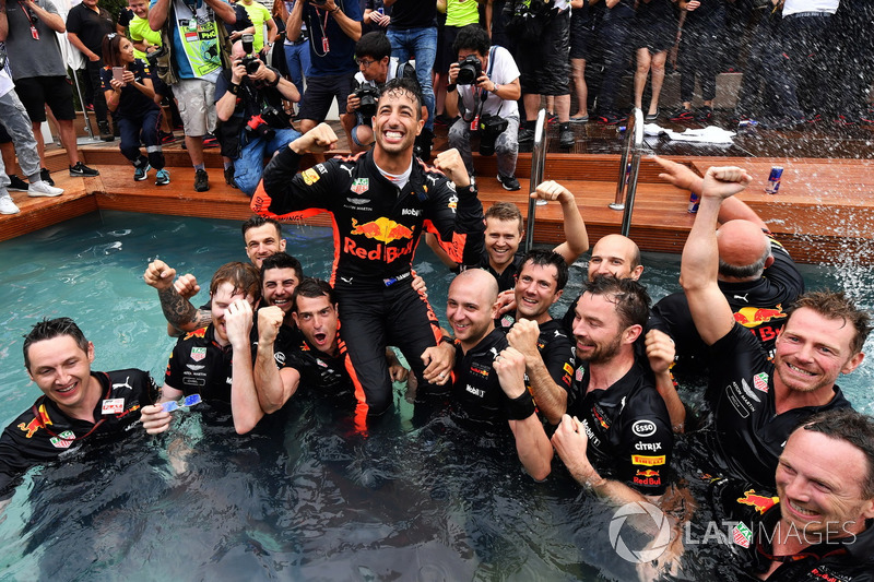 Daniel Ricciardo, Red Bull Racing et l'équipe fêtent la victoire dans la piscine de la Red Bull Energy Station