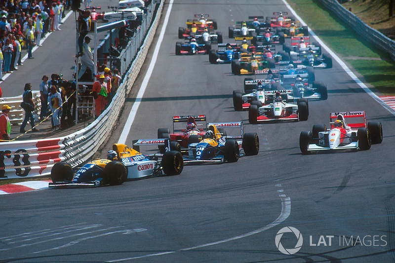 Arrancada: Alain Prost, Williams FW15C, lídera a Damon Hill, Williams FW15C, Ayrton Senna, McLaren M