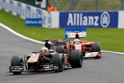 Sébastien Buemi, Toro Rosso STR5, devant Fernando Alonso, Ferrari F10