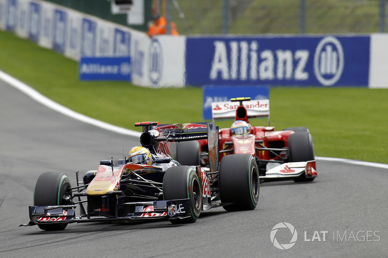 Sébastien Buemi, Toro Rosso STR5, devant Fernando Alonso, Ferrari F10