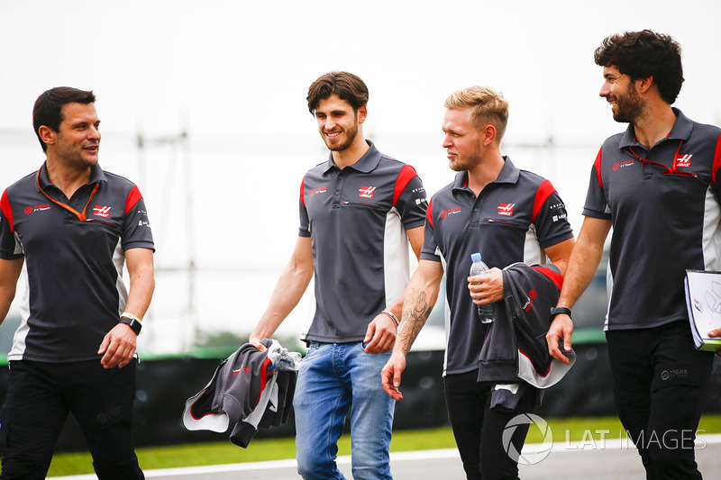 Kevin Magnussen, Haas F1 Team, cammina lungo il circuito con il suo team