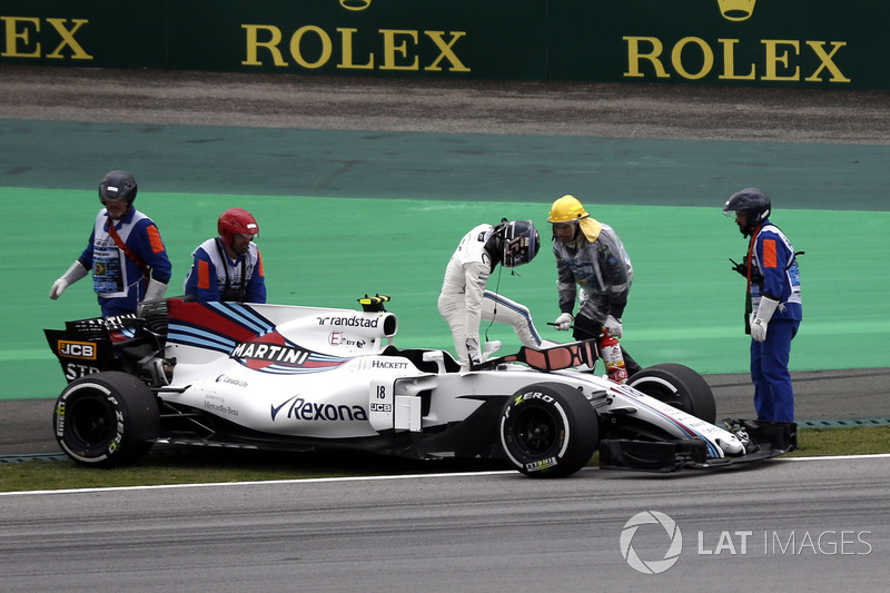 Marshals recover the car of Lance Stroll, Williams FW40 after stopping on track in FP3