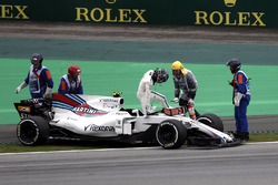 I marshals recuperano la monoposto di Lance Stroll, Williams FW40 dopo lo stop in pista nelle FP3