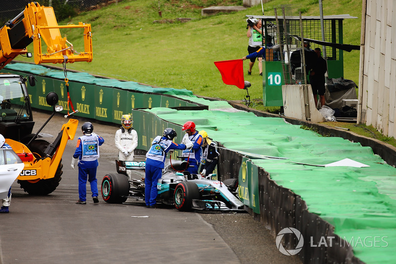Lewis Hamilton, Mercedes AMG F1 W08, osserva la sua monoposto danneggiata dopo l'incidente in Q1