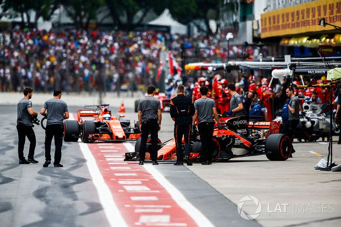 Stoffel Vandoorne, McLaren MCL32, Fernando Alonso, McLaren MCL32, fuera del garaje de McLaren durante la clasificación