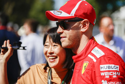 Sebastian Vettel, Ferrari, se toma una foto con un fan