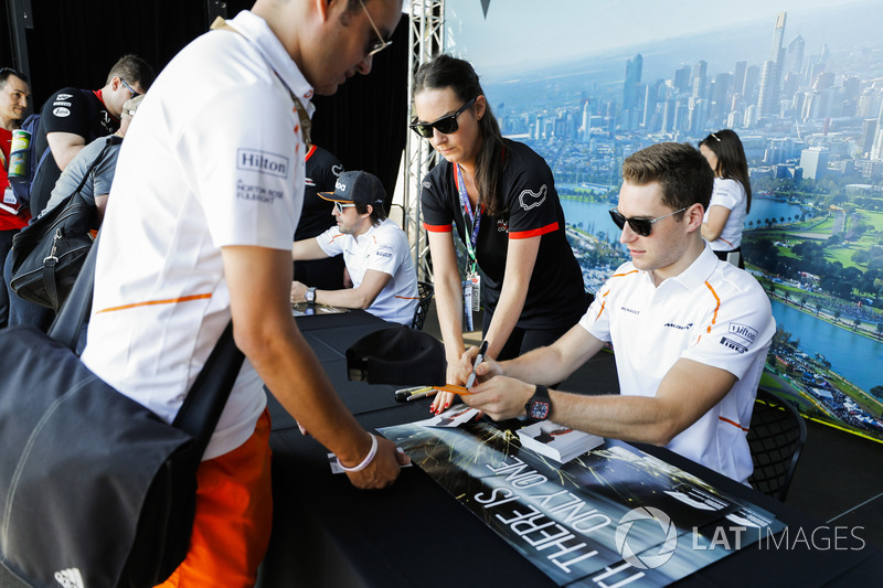 Stoffel Vandoorne, McLaren, imza dağıtıyor