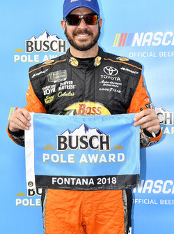 Ganador de la pole Martin Truex Jr., Furniture Row Racing, Toyota Camry Bass Pro Shops/5-hour ENERGY