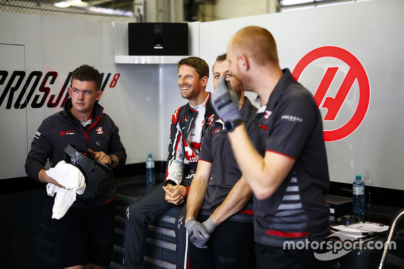 Romain Grosjean, Haas F1 Team, with his engineers