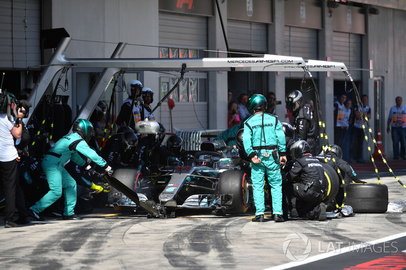 Lewis Hamilton, Mercedes-AMG F1 W09 pit stop