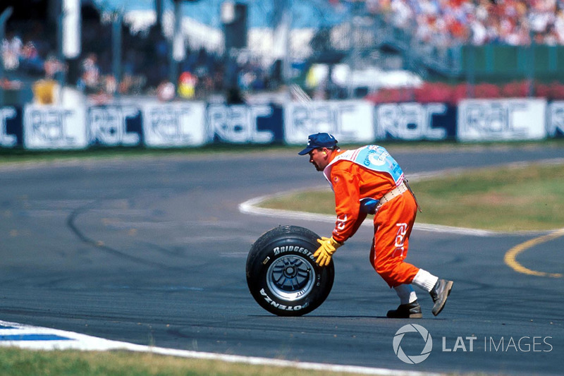 La carrera tranquila de Hakkinen fue interrumpida por una repentina pérdida de la rueda trasera izquierda, que rebotó contra el muro y cayó a la pista, obligando a los pilotos a esquivarla.