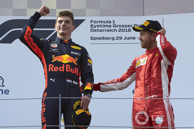 Max Verstappen, Red Bull Racing, 1° classificato, e Sebastian Vettel, Ferrari, 3° classificato, festeggiano sul podio