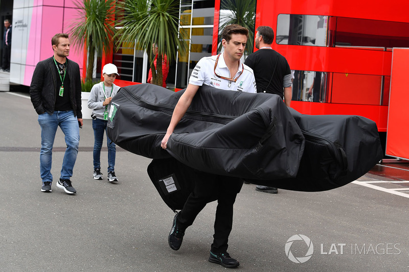 Сотрудник Mercedes AMG F1 с деталью автомобиля W09