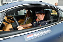 Max Verstappen, Red Bull Racing in een Aston Martin