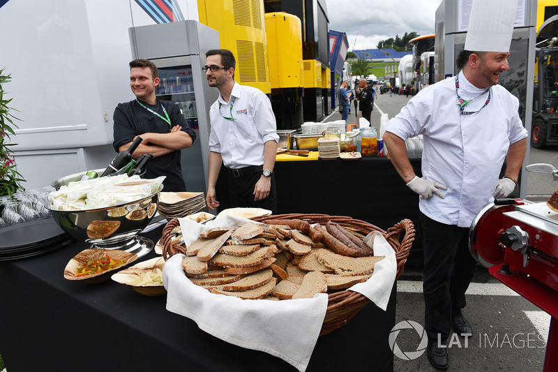 Buffet en el paddock