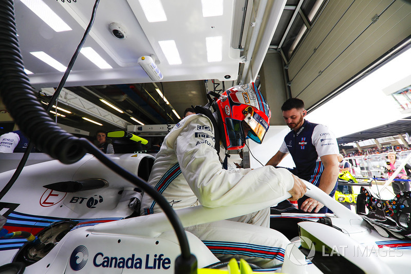 Robert Kubica, Williams FW41, climbs into his car