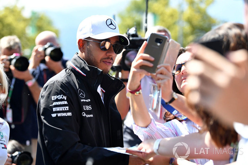 Lewis Hamilton, Mercedes-AMG F1 fait un selfie avec des fans