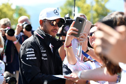 Lewis Hamilton, Mercedes-AMG F1 fait un selfie avec des fans