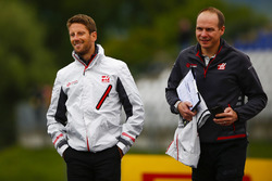 Romain Grosjean, Haas F1 Team, walks the circuit alongside colleagues